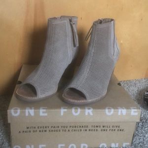 Tom’s Majorca Peep Toe Stucco Suede Booties 7.5